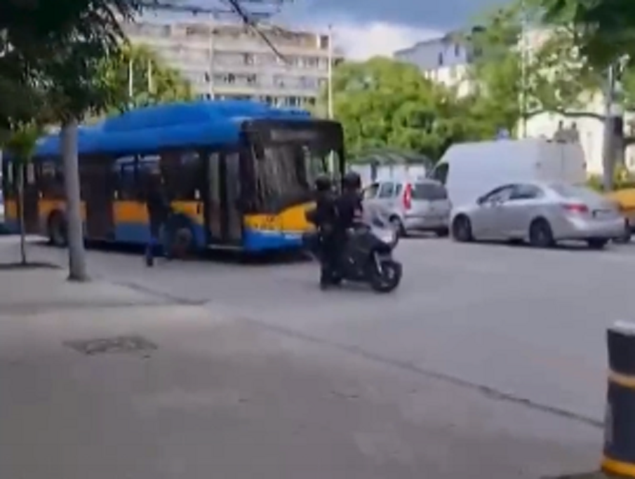 Моторист счупи вратата на тролей в центъра на София
