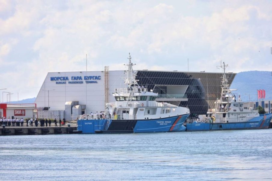 На официална церемония вдигнаха флага на новия граничен полицейски кораб (СНИМКИ)