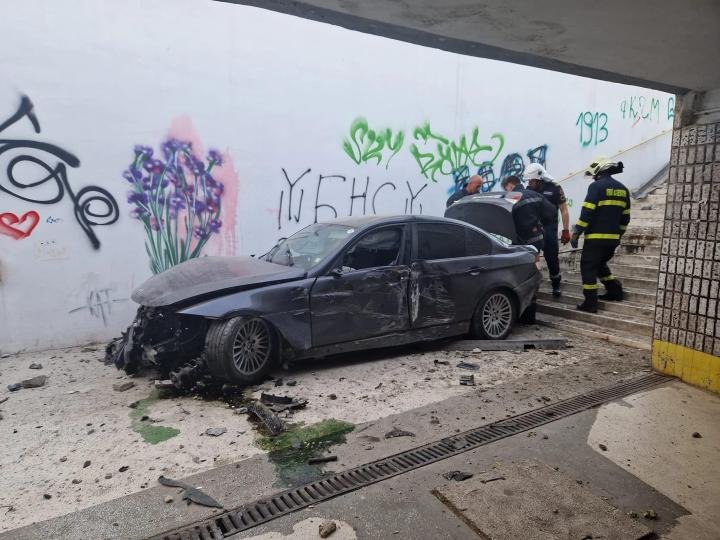 КАСКАДА: Кола излетя от пътя и кацна в подлез във Варна (СНИМКИ)