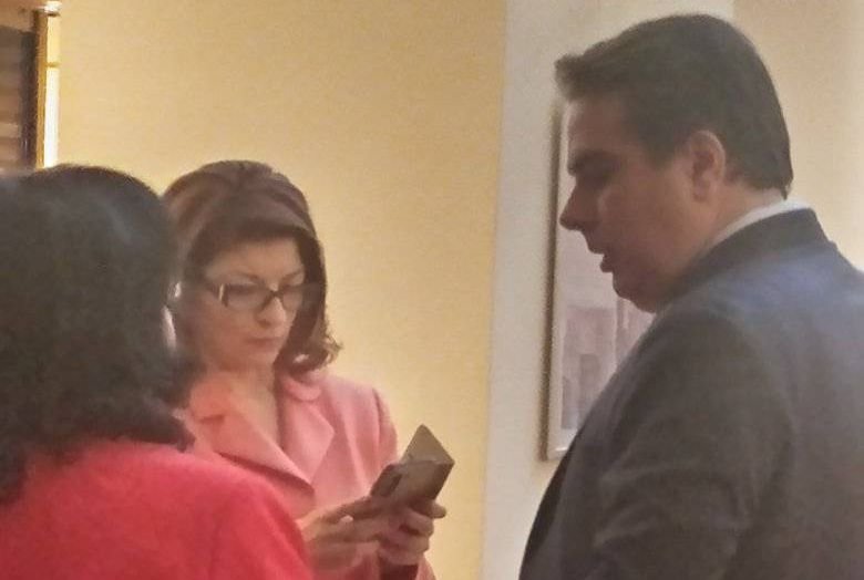 Коалиционните партньори се събраха в кафето на парламента! Асен Василев бистри бюджета с Деси Атанасова и Теменужка Петкова (СНИМКИ)