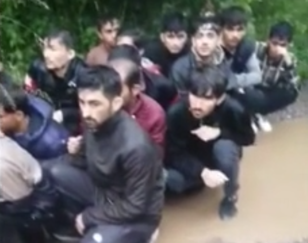 ОТ ПОСЛЕДНИТЕ МИНУТИ: Заловиха 45 бежанци в гората над Мало Бучино
