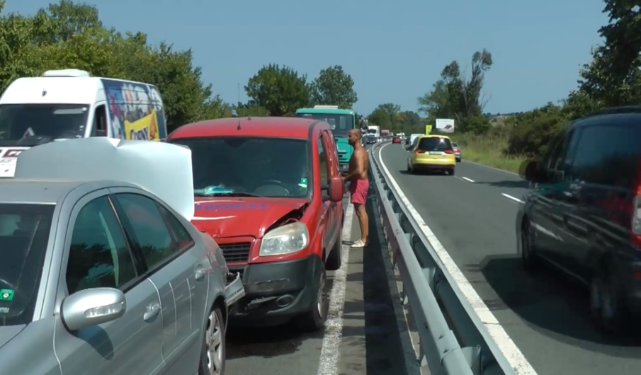 Трима души пострадаха при челен сблъсък на Подбалканския път