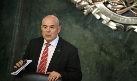 ИЗВЪНРЕДНО! Допитване на БНТ: 57% от българите са против уволнението на Гешев. Подкрепят го и за политическия боклук