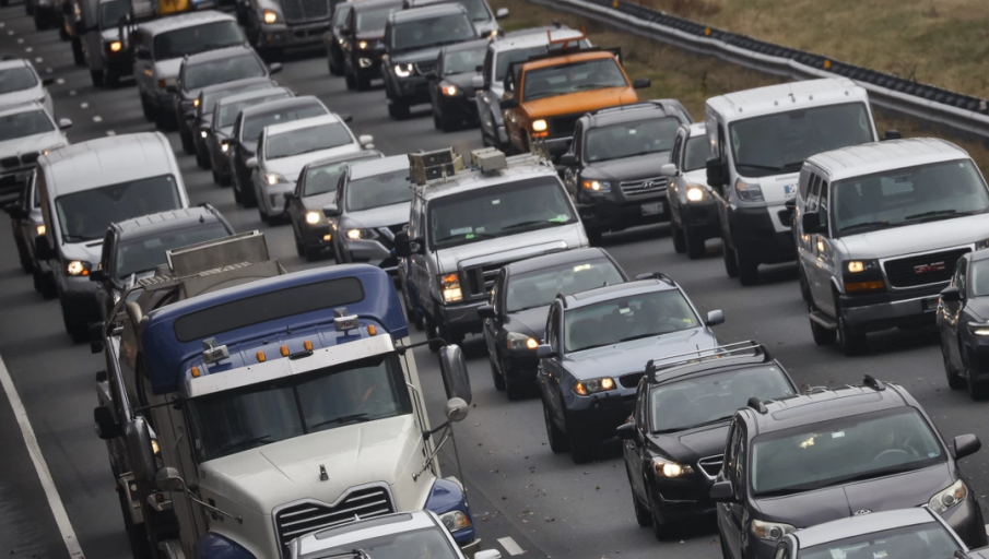 Придвижването с кола в София излиза 3019 лева, с градския транспорт - 365 лева