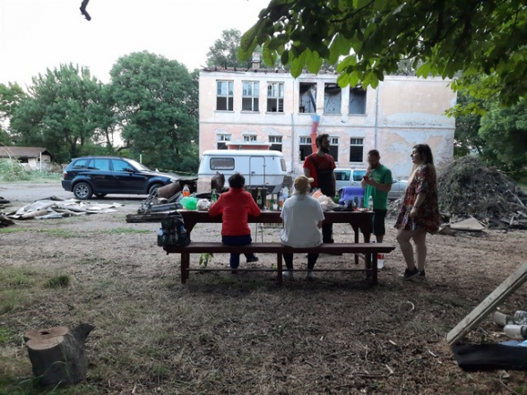 Доброволци от няколко страни чистят бъдещия Институт по екостроителство в Долни Раковец