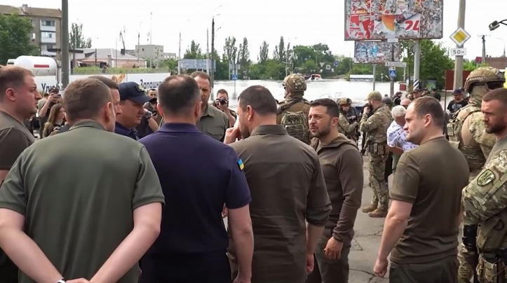 Зеленски с важно съвещание в потопената Херсонска област (ВИДЕО)