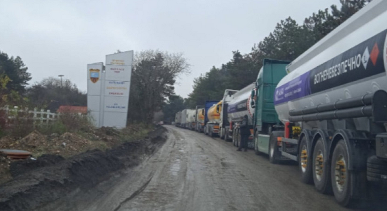 Километрична опашка от камиони край Кардам
