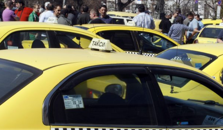 Таксиджии заплашват с протести: Ще окупираме Народното събрание, ако отпаднат данъчните облекчения