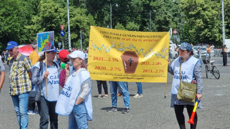 В Румъния и днес продължава общата стачка на учителите