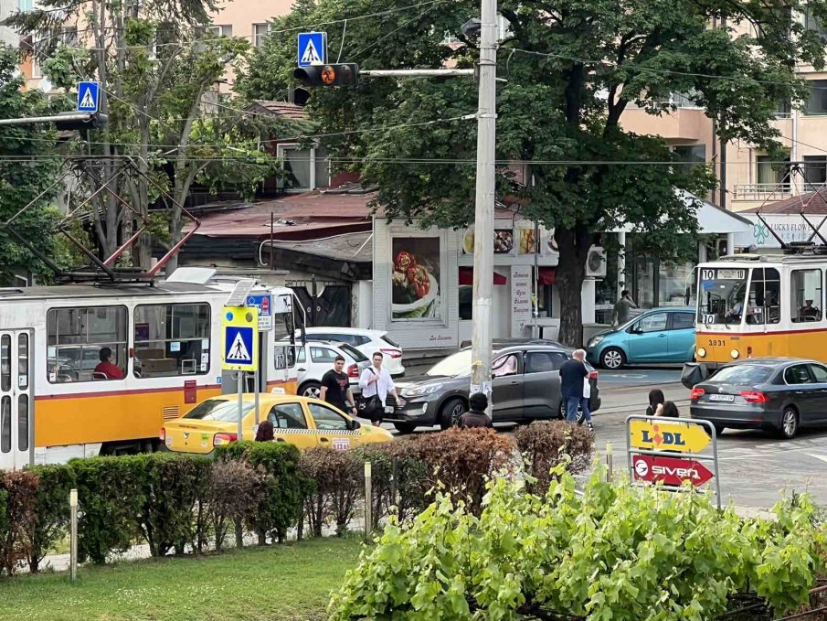 ОТ ПОСЛЕДНИТЕ МИНУТИ: Хаос заради катастрофа в центъра на София (СНИМКИ)