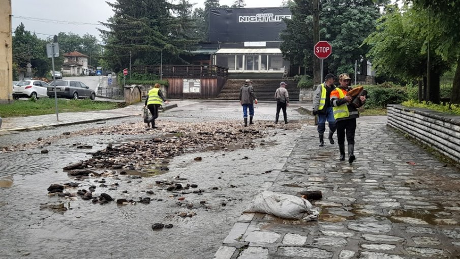 Над 100 военнослужещи и техника от Сухопътните войски помагат в Берковица след наводнението