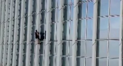 Арестуваха младеж, катерил се по небостъргач без въжета