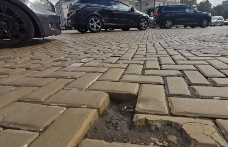 Пренареждат пак жълтите павета в София