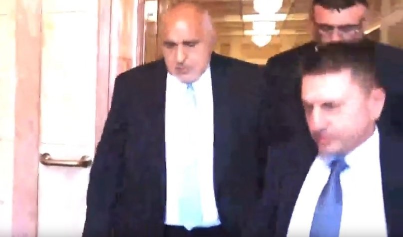 ЕКШЪН В ПИК TV! Издебнаха Борисов в кулоарите с въпрос ще се откаже ли от депутатското си място - ето какво направи той (ВИДЕО)