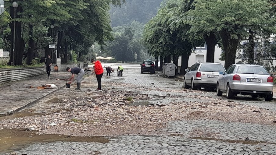 Армията влиза в бедстващата след потопа Северозападна България (СНИМКИ)