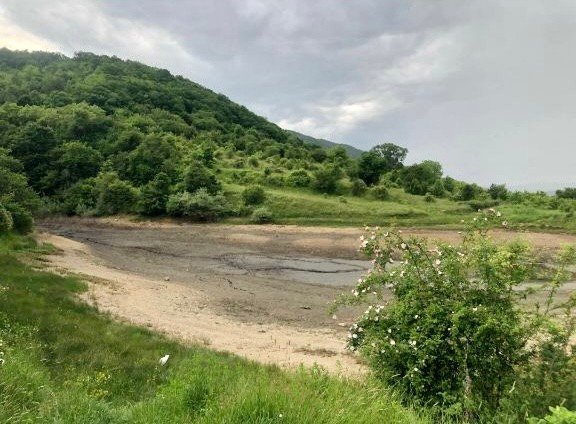 СИГНАЛ ДО ПИК! Тревога край Ихтиман - източиха язовир и се случи най-лошото (СНИМКИ/ВИДЕО)