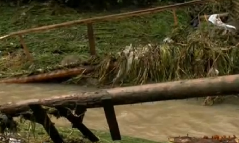 ТРЕВОГА: Нивото на реките в Етрополе остава високо