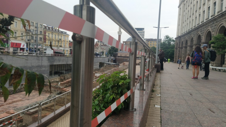 Изпочупиха стъкла на преградата на Ларгото в София