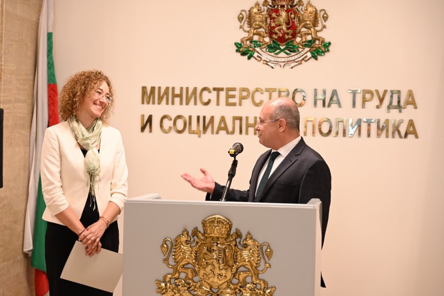 САМО В ПИК И РЕТРО: Новата социална министърка живее като милионерка (СНИМКИ)