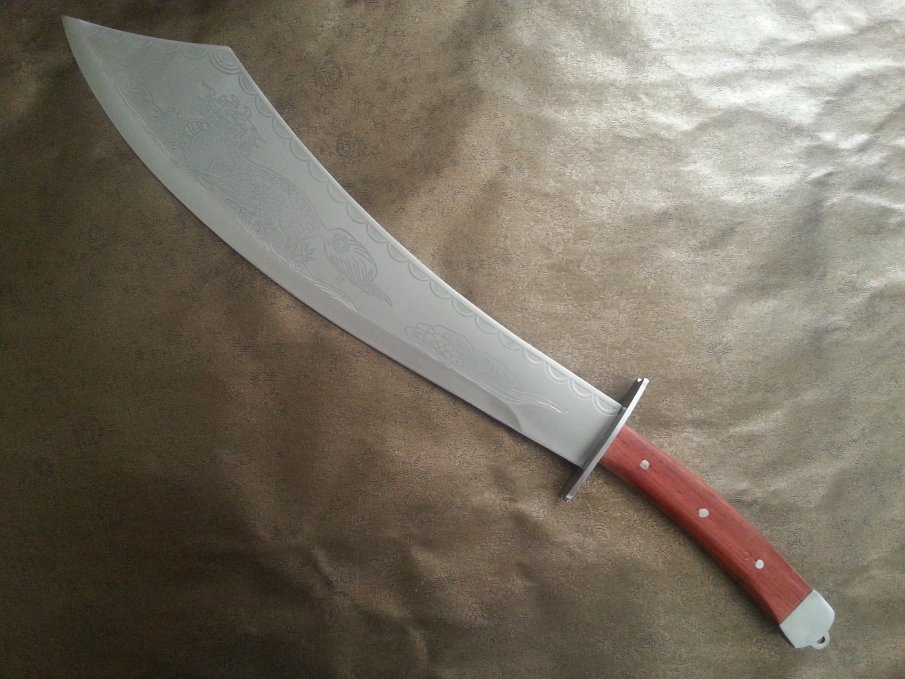 Братя клаха майка си със сабя, ранен е и приятелят и