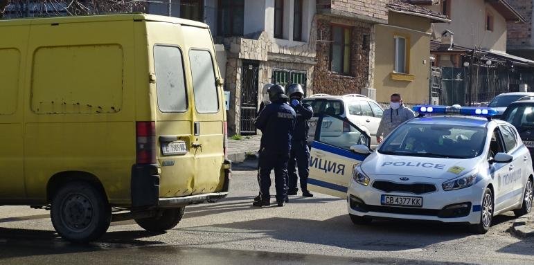 ЕКШЪН: Полицията на крак след бой и смърт в ромската махала на село Болярци