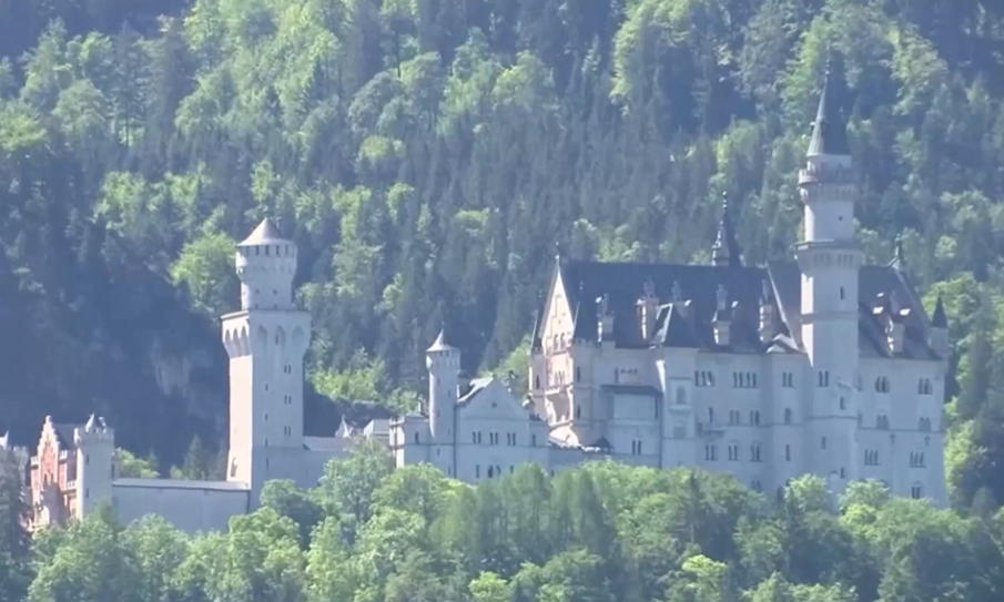 Нападение край германския замък Нойшванщайн, има загинала жена