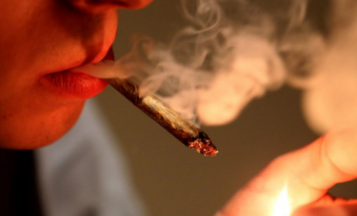 Алкохол и наркотици в училищата в Благоевград, ситуацията излиза извън контрол