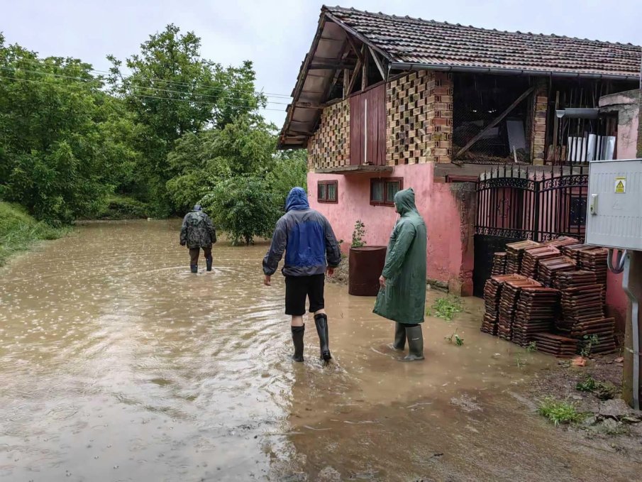 Порои и наводнени къщи във Врачанско: Безсънна нощ за хората в село Лиляче