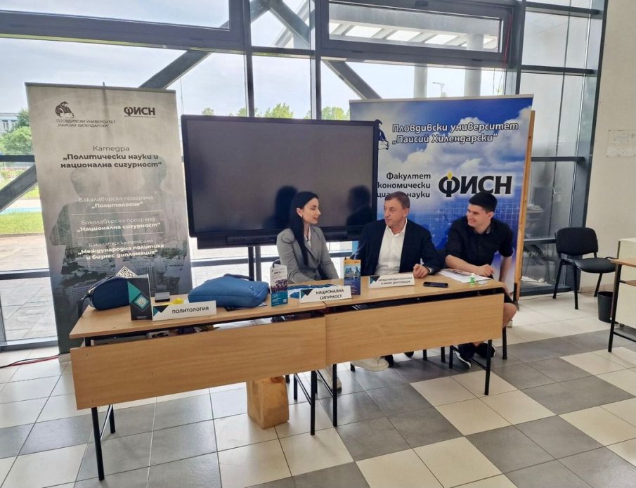 Алексей Петров приема студенти: В парламента раздават на червено