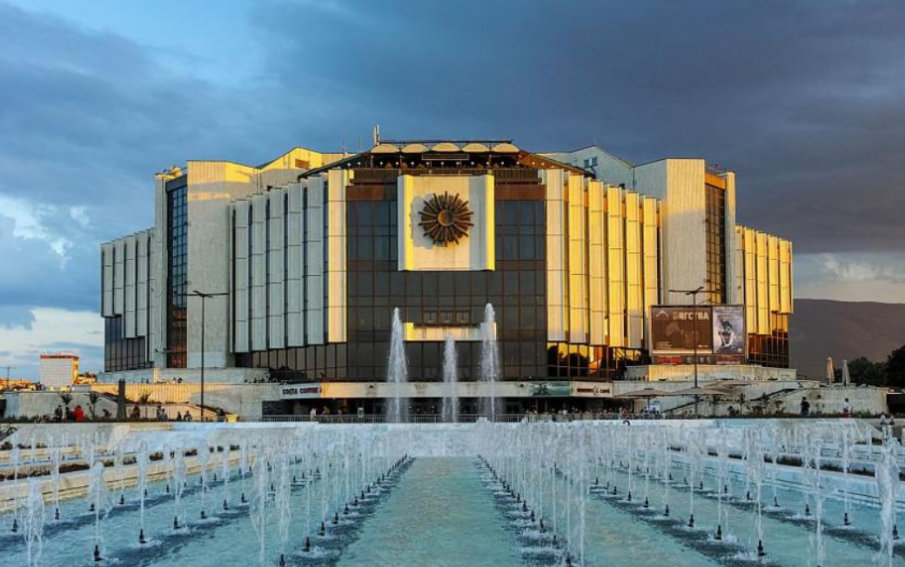 По случай Световния ден на бежанците: НДК светва в синьо