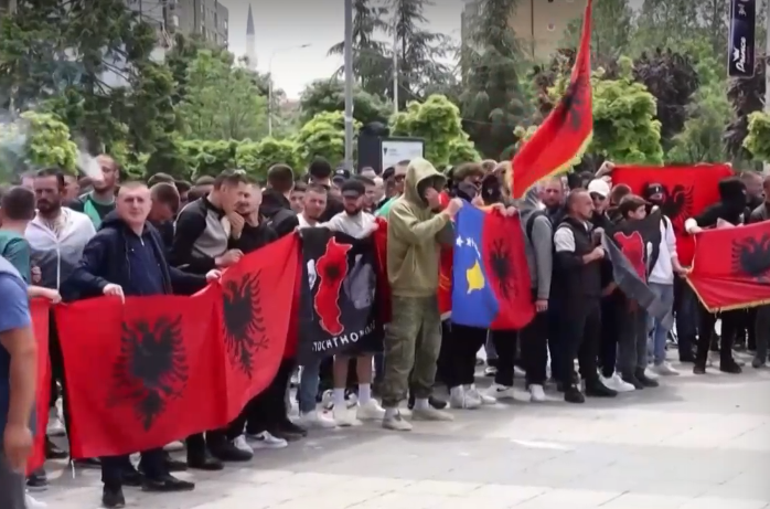 МИНАЛАТА НОЩ: Два взрива събудиха Северно Косово