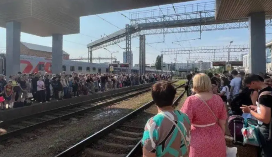 Жители на Ростов на Дон се тълпят панически по гарите, бягат (ВИДЕО)