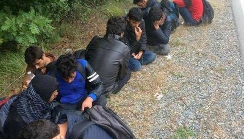 ПОРЕДЕН ТРАНШ: Спряха две коли с мигранти на Околовръстното на София