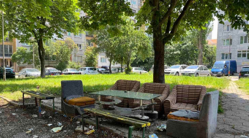 Мръсотия, опасна маса и дизайнерски мебели на детска площадка в София