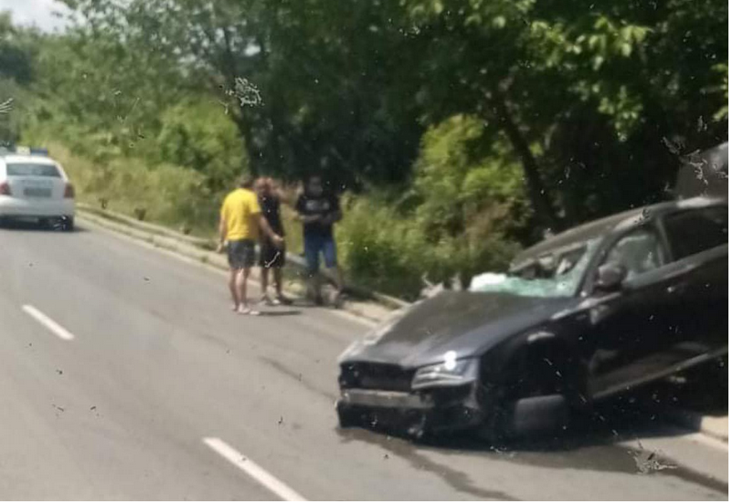 Кола се заби в камион и „кацна“ върху мантинела край Севлиево (СНИМКИ)