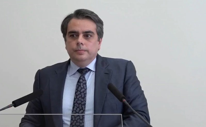 Асен Василев представи бюджета, вкарва го в парламента в началото на юли - заплатите и пенсиите не са пипани