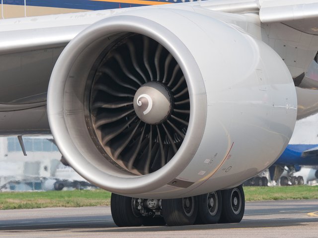 Турбина на самолет всмука и смля на кайма служител от летище в Тексас