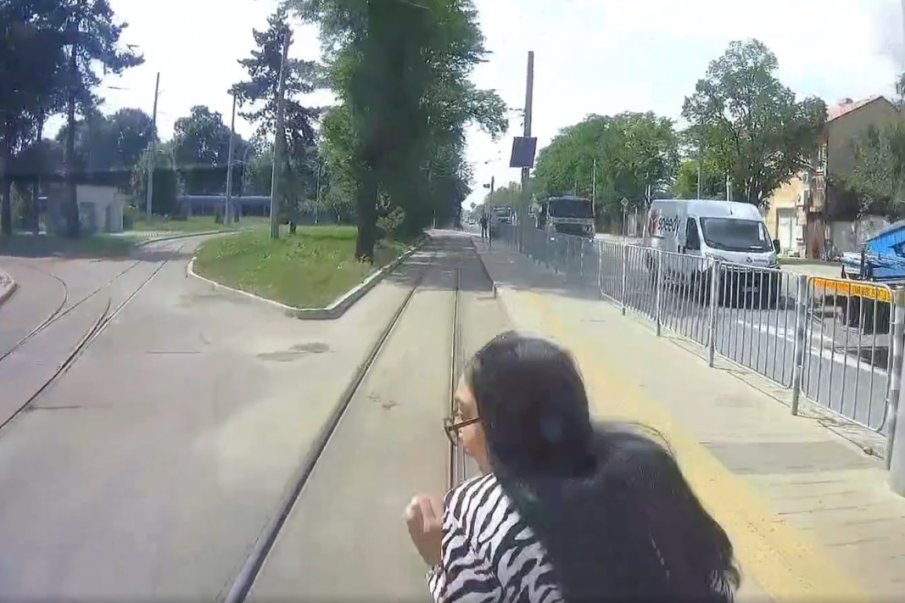 НА КОСЪМ ОТ ТРАГЕДИЯ: Ватман спря трамвай пред изскочило момиче (ВИДЕО)