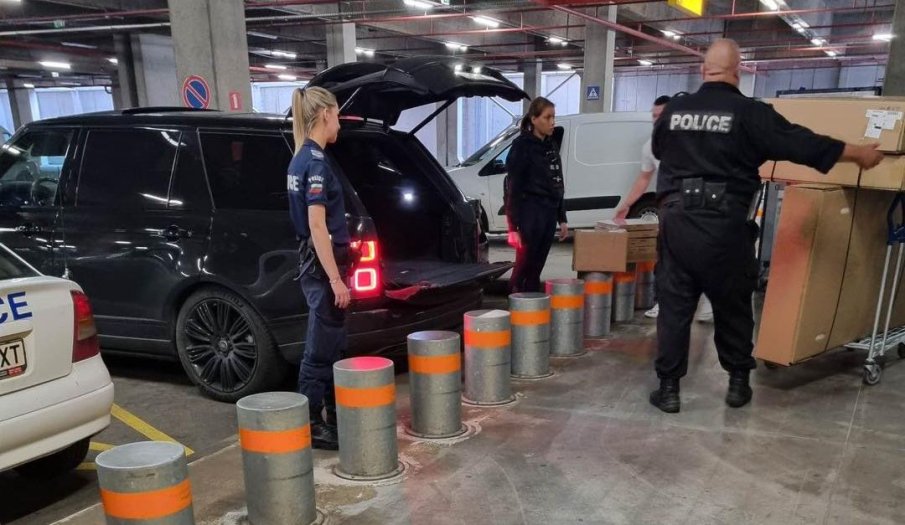 СНИМКИ как полицаи помагат с покупки на бившата жена на Пепи Еврото взривиха Мрежата - МВР с мигновена реакция