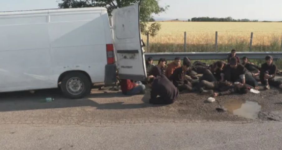 КАНАЛДЖИЙСТВОТО ПРОЦЪФТЯВА: Хванаха голяма група мигранти на входа на София