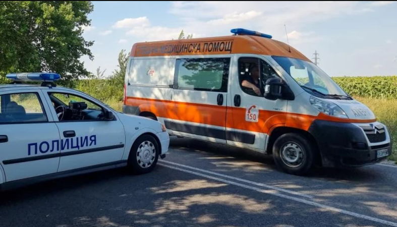 Пиян шофьор на бус катастрофира, блокира Подбалканския път