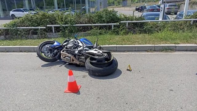 След гонка с полицията: 17-годишен моторист без книжка се удари в патрулка