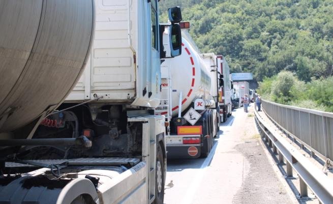 Камион аварира до тунел „Железница“, карайте внимателно