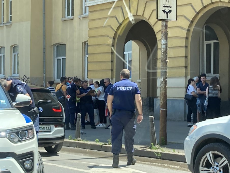 ПЪРВО В ПИК! Блъснаха общински полицай, докато обезпечава катастрофа в центъра на София (СНИМКИ)