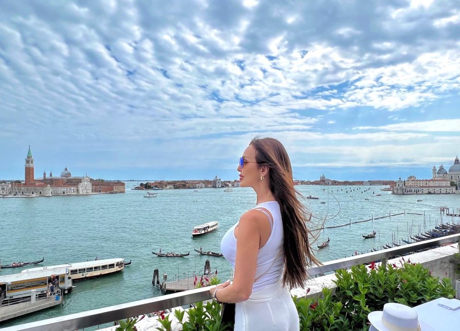 Глория в хотела на Бонд за юбилея си (СНИМКИ)