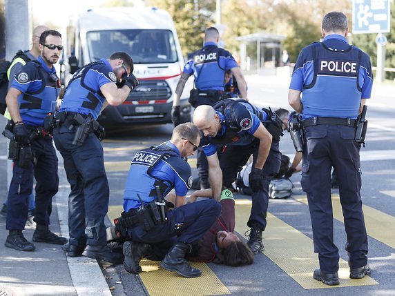 СТАВА ЗАРАЗНО: Безредици и в Швейцария, закопчаха седем човека