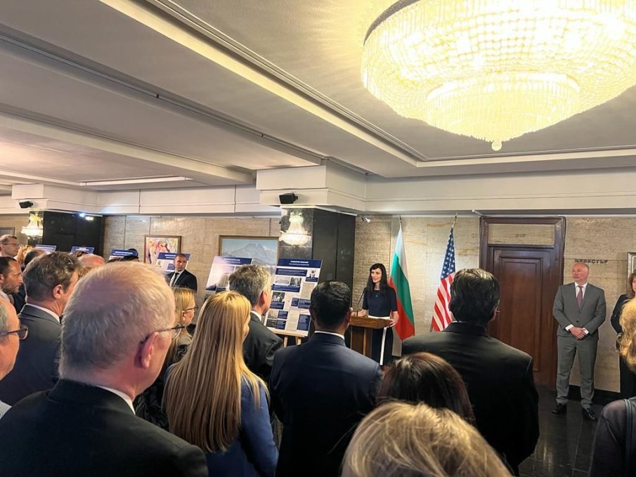 Мария Габриел откри изложба за 120 години дипломатически отношения България - САЩ