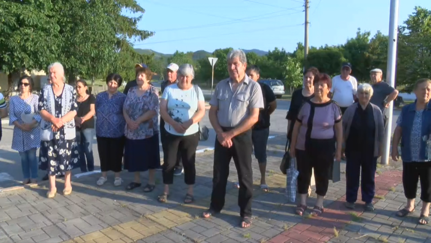 Сливенско село скочи: Искат изселването на психар, изнасилил възрастна жена