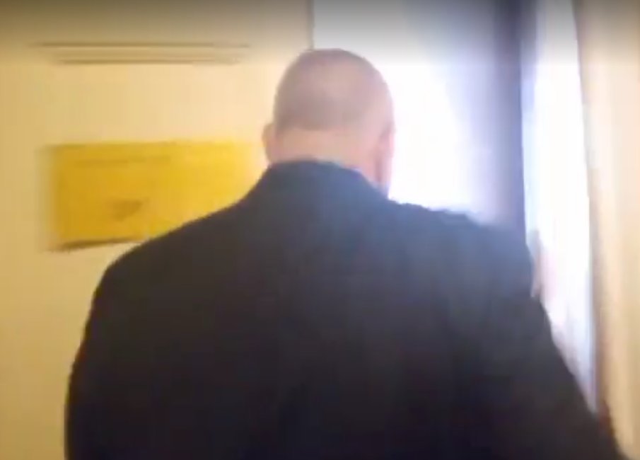 ЕКШЪН В ПИК TV!! Борисов тряска ядосано вратата след въпрос за натиска върху прокурор по Барселонагейт. После размисли и разкри подробности за разпита по делото (ВИДЕО)