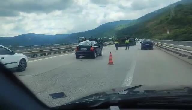 Автовоз се обърна на АМ Хемус край Ботевград